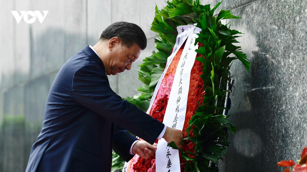 Chinese President Xi Jinping pays tribute to President Ho Chi Minh